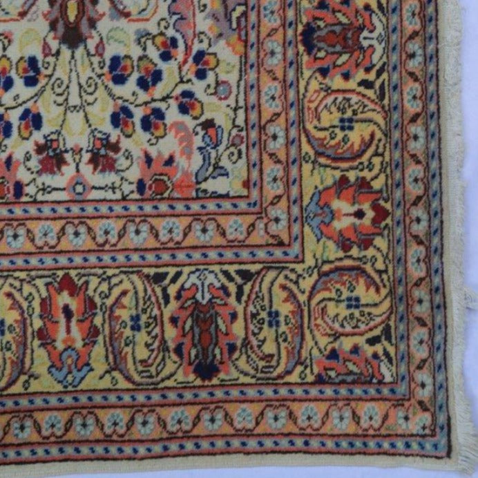 Vintage from the 1970s - Vintage Persian Rug with Flowers. - Ghatan Antique